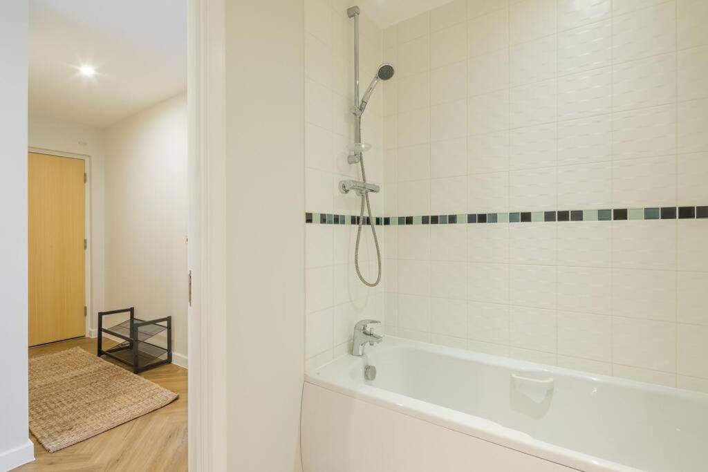Executive 2Br Apartment Next To Station + Parking CBG Eksteriør billede